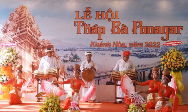 Hàng chục nghìn du khách dự Lễ hội Tháp bà Ponagar - Di sản văn hóa phi vật thể quốc gia 