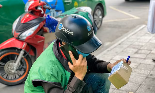 Nhân viên chuyển phát nhanh thu tiền của khách rồi mang trả nợ lô đề
