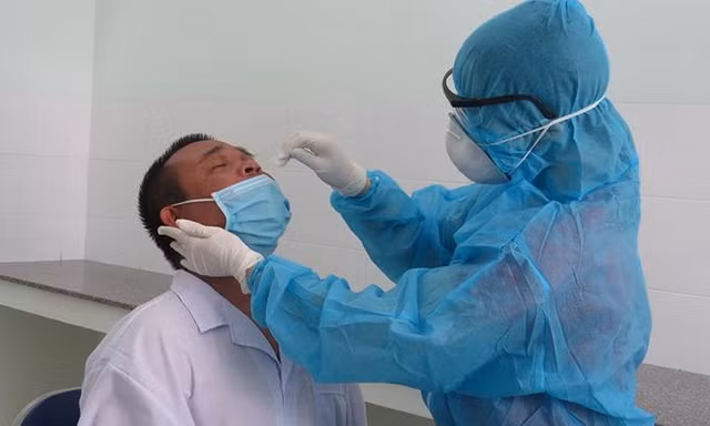 CDC Khánh Hoà lấy mẫu xét nghiệm người dân về từ TP.HCM. Ảnh Báo Khánh Hoà.