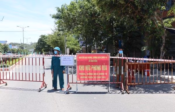 Chốt phong toả tại khu vực có ca mắc COVID - 19 ở TP. Tuy Hoà - Phú Yên. Ảnh LỮ HỒ.