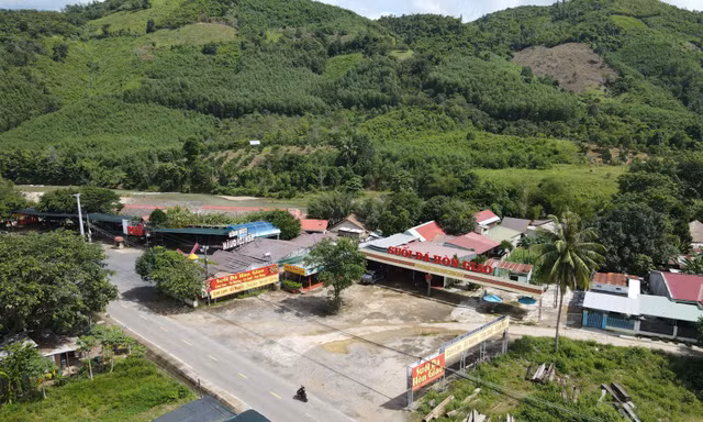 Một điểm dừng chân trái phép được xây dựng trên tuyến Quốc lộ 27C nối Nha Trang - Đà Lạt
