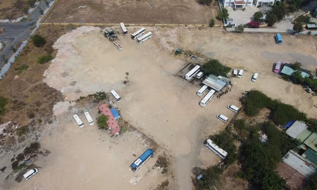 Phát hiện 2 bãi trông giữ xe ô tô trái phép nằm trên đất sân bay Nha Trang cũ