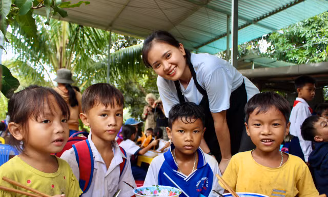 Đưa phở nóng lên tận trường cho trẻ em Raglai