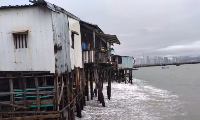 Sóng đánh nhà tơi tả, dân xóm Chụt Nha Trang sống trong sợ hãi