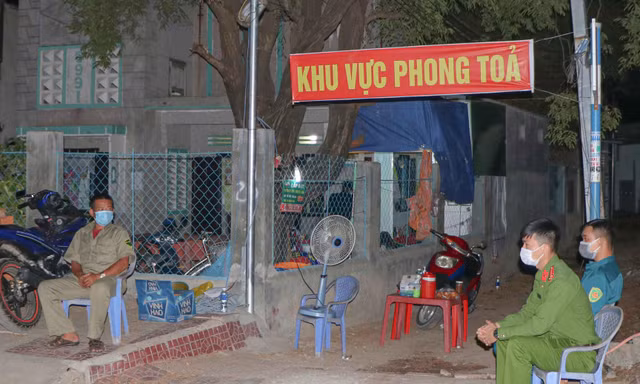Lực lượng chức năng phong toả khu vực có ca mắc COVID - 19 ở huyện Ninh Phước. Ảnh CÔNG HOAN.