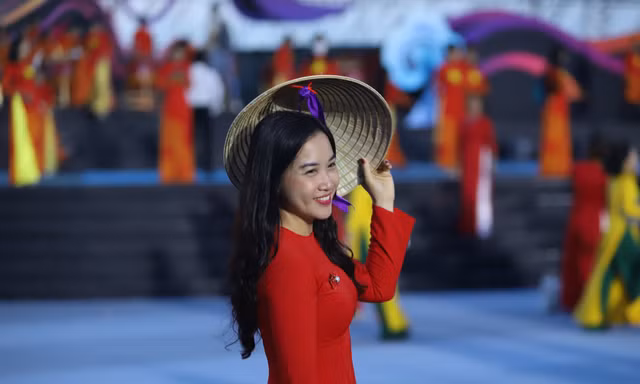 Hơn 6.000 phụ nữ thướt tha với tà áo dài diễu hành trên đường phố Nha Trang