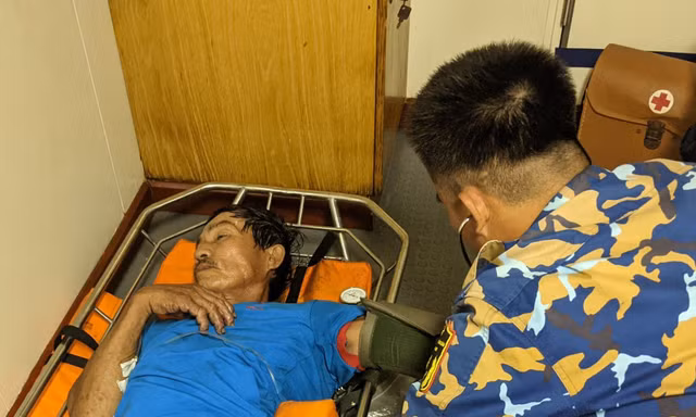 Tàu Hải quân đưa ngư dân bị đột quỵ về đảo Trường Sa điều trị