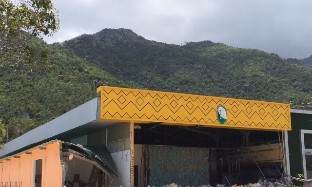 Nha Trang cưỡng chế loạt cửa hàng xây trái phép đón khách Trung Quốc từ ngày 22/4