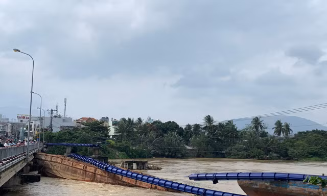 Hai sà lan thi công đập ngăn mặn đâm gãy ống cấp nước bắc qua sông Cái. Ảnh THỤC HIỀN.