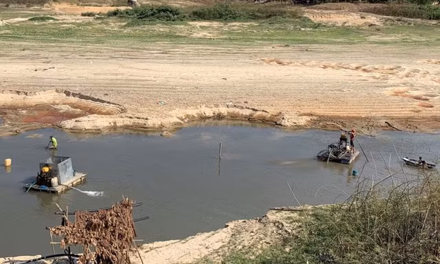 'Cát tặc' vẫn ngang nhiên đào xới hồ thuỷ lợi ở Khánh Hoà 