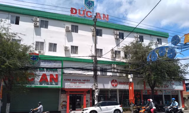 Phòng khám đa khoa Đức An sử dụng lao động Trung Quốc không phép. Ảnh LỮ HỒ.