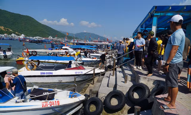 Bến tàu du lịch Nha Trang 'sống chung' với ùn ứ, kẹt xe