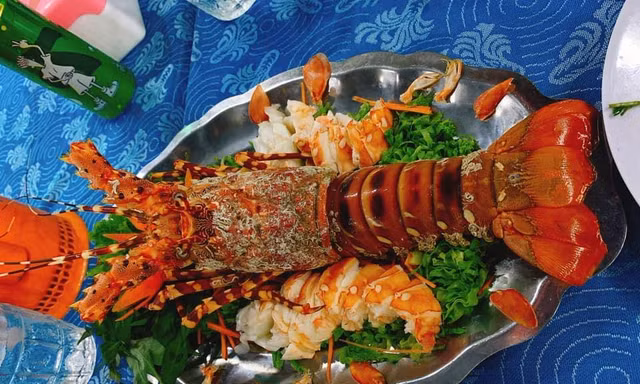 Chủ nhà hàng hải sản Làng Chài - Bến cảng Cầu Đá - Nha Trang 3 bị du khách tố bán tôm hùm với giá 3,5 triệu đồng/kg. Ảnh T.L