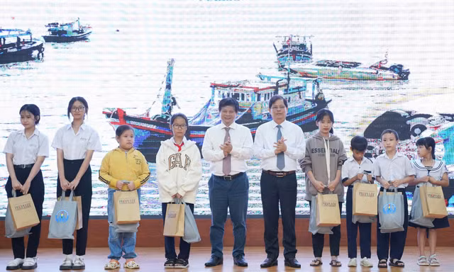 Trao 102 học bổng cho học sinh vùng sâu, con ngư dân và cán bộ, chiến sĩ Trường Sa