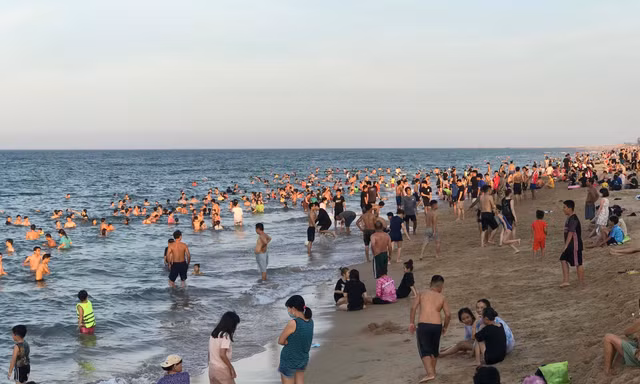 Người dân TP. Tuy Hoà được tắm biển vào ngày mai. Ảnh LỮ HỒ.