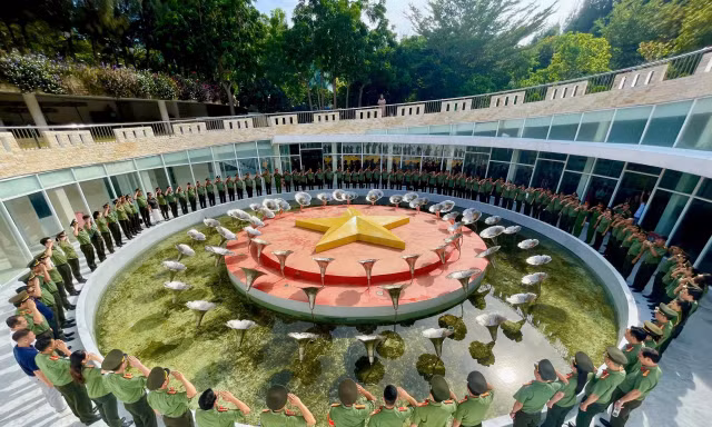 Đại biểu Liên hoan Truyền hình - Phát thanh CAND dâng hương tưởng niệm chiến sĩ Gạc Ma