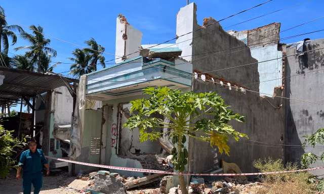 Hiện trường vụ bức tường đổ sập vùi lấp 2 công nhân