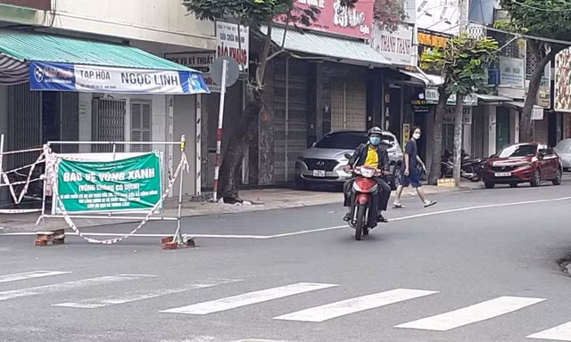 Người dân “vùng xanh” ở Khánh Hoà được chơi thể thao và cắt tóc gội đầu. Ảnh LỮ HỒ.