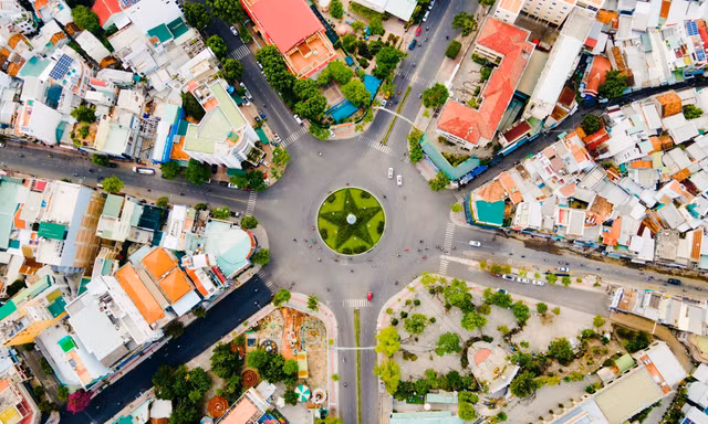 Ngã 7 Nha Trang vắng vẻ hơn ngày thường khi giản cách xã hội. Ảnh Nguyễn Hồng.