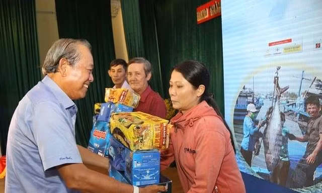 Ngư dân phải làm gì khi bị 'tàu lạ' quấy rối trên biển?