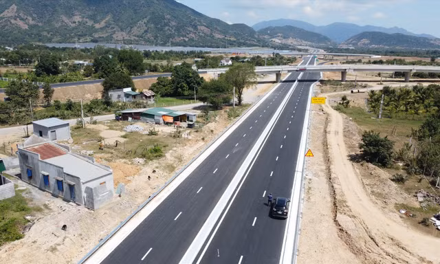 Cao tốc Nha Trang - Cam Lâm xin 'về đích' sớm 3 tháng