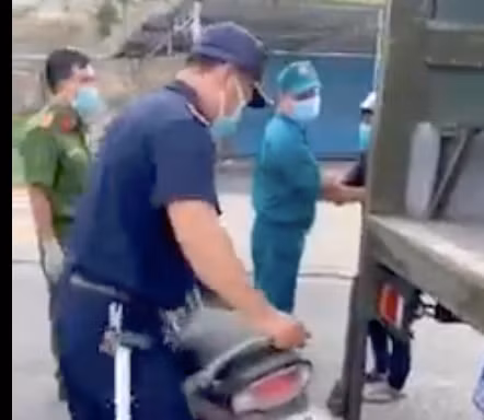 Cán bộ phường Vĩnh Hoà giữ xe công nhân đi mua bánh mì. Ảnh chụp lại clip.