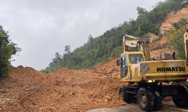 Sạt lở trên đèo Khánh Lê đã làm ách tắc giao thông truyến đường nối Nha Trang - Đà Lạt. Ảnh CTV