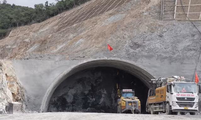 Máy móc đào hầm Dốc Sạn trên tuyến cao tốc Bắc Nam đoạn Nha Trang - Cam Lâm