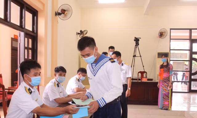 Cử tri huyện đảo Trường Sa bỏ phiếu tại khu vực Vùng 4 - Hải quân. Ảnh C.H