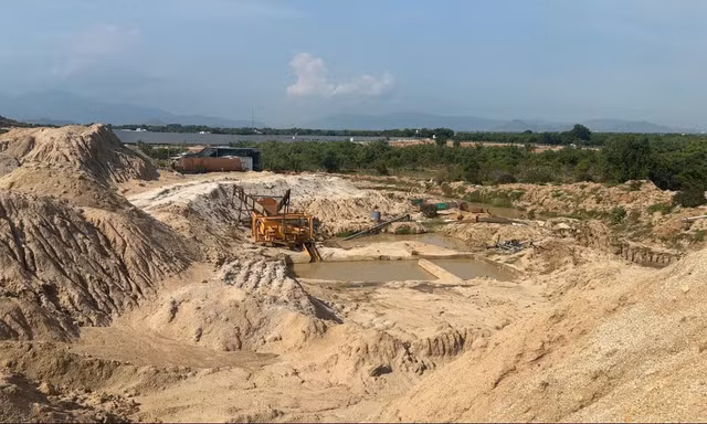 Ngang nhiên đưa cát nạo vét ra khỏi hồ Tà Ranh - Ninh Thuận 