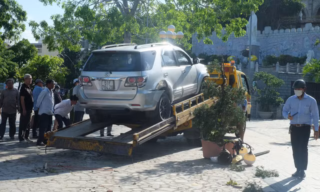 Kinh hãi cảnh ô tô 'điên' đâm gãy cột đèn nhà thờ đá Nha Trang