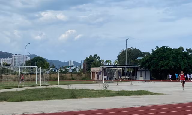 Huấn luyện viên đội U19 Khánh Hòa bị đình chỉ vì nghi 'giữ tiền' cầu thủ