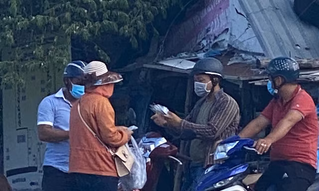 Chị H. bị Công an TP. Tuy Hoà bắt quả tang khi đang bán dạo kit test nhanh COVID - 19. Ảnh Công an TP. Tuy Hoà