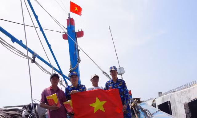 Hỗ trợ thực phẩm cho tàu cá ngư dân Bình Định đánh bắt cá ở Trường Sa 