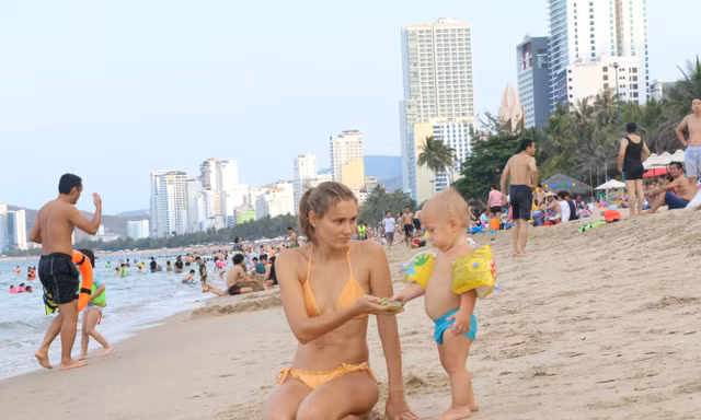 Du khách Nga tắm biển tại vịnh Nha Trang