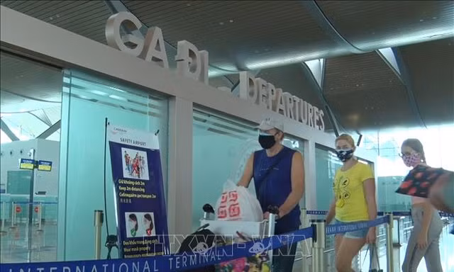 Đưa hơn 180 du khách Nga mắc kẹt tại Việt Nam về nước