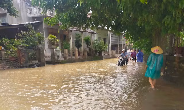 Mưa lũ ở Phú Yên: Một người mất tích, hàng trăm ngôi nhà bị ngập