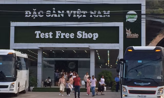 Cận cảnh chuỗi cửa hàng ở Nha Trang xây trái phép chuyên đón khách Trung Quốc
