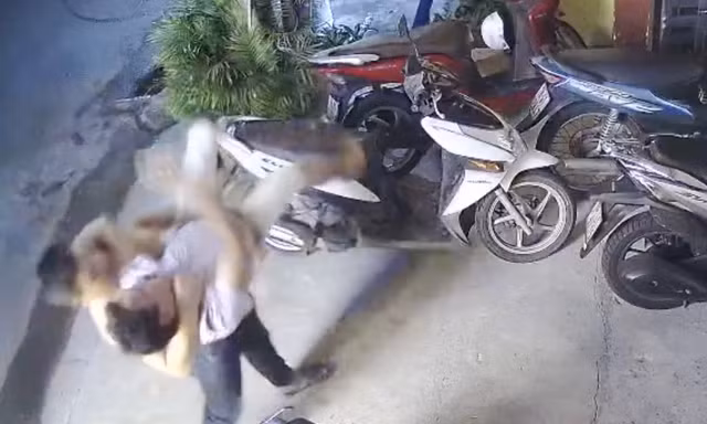 Điều tra vụ nam thanh niên bị đối tác của mẹ chặn đường đánh nhập viện 