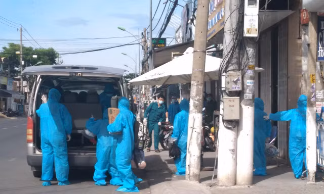 Lực lượng y tế đưa người nghi nhiễm COVID - 19 tại phường Vĩnh Phước - TP. Nha Trang đi cách ly. Ảnh LỮ HỒ.