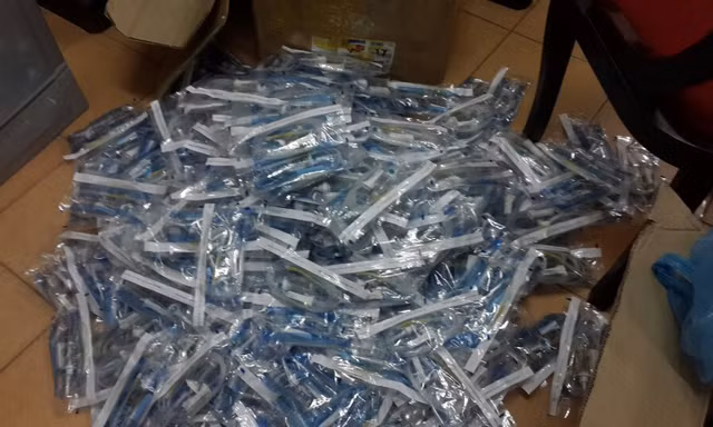 Số dụng cụ y tế không nguồn gốc. Ảnh: GT
