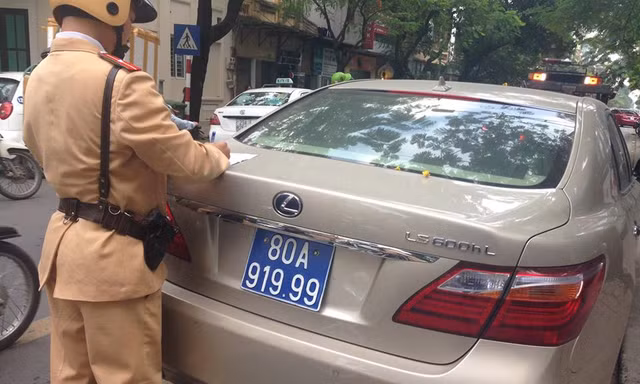 Chiếc xe đeo biển giả cho oai?