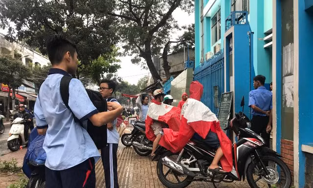 Phụ huynh hối hả đón con về nhà tránh bão 