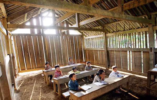 Lớp học xuyên nắng, xuyên gió
