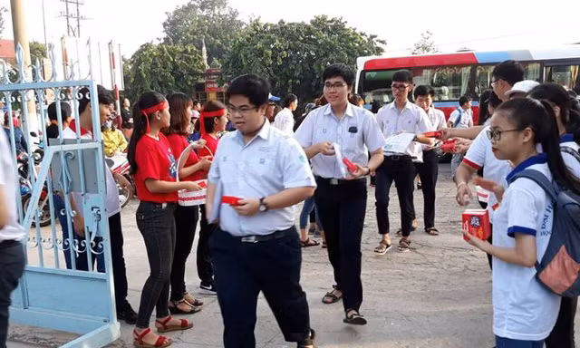 Đồng ý để cán bộ coi thi chép bài giúp thí sinh ở Bình Dương