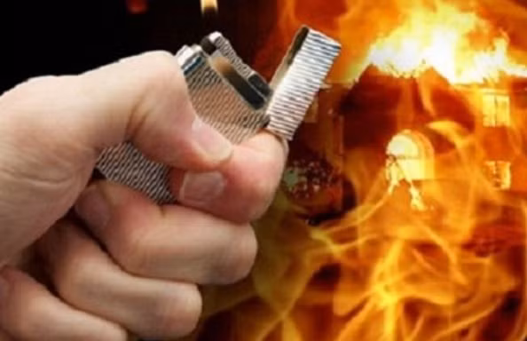 Nghịch tử tưới xăng dọa thiêu sống mẹ ruột vì xin tiền không cho