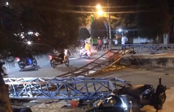 Thanh niên đi xe SH tông đổ cổng chào nằm bất động