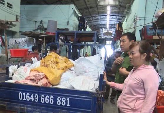 Phát hiện hơn 1,5 tấn thịt heo bốc mùi trong chợ ở Bình Dương