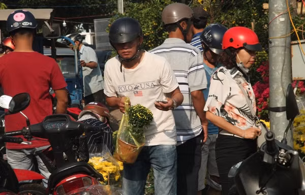 Người dân chen nhau mua hoa kiểng xả hàng ngày 30 Tết
