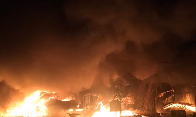 Lửa bao trùm khu phế liệu